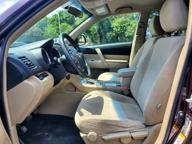 Used 2013 Red Toyota Base image 17