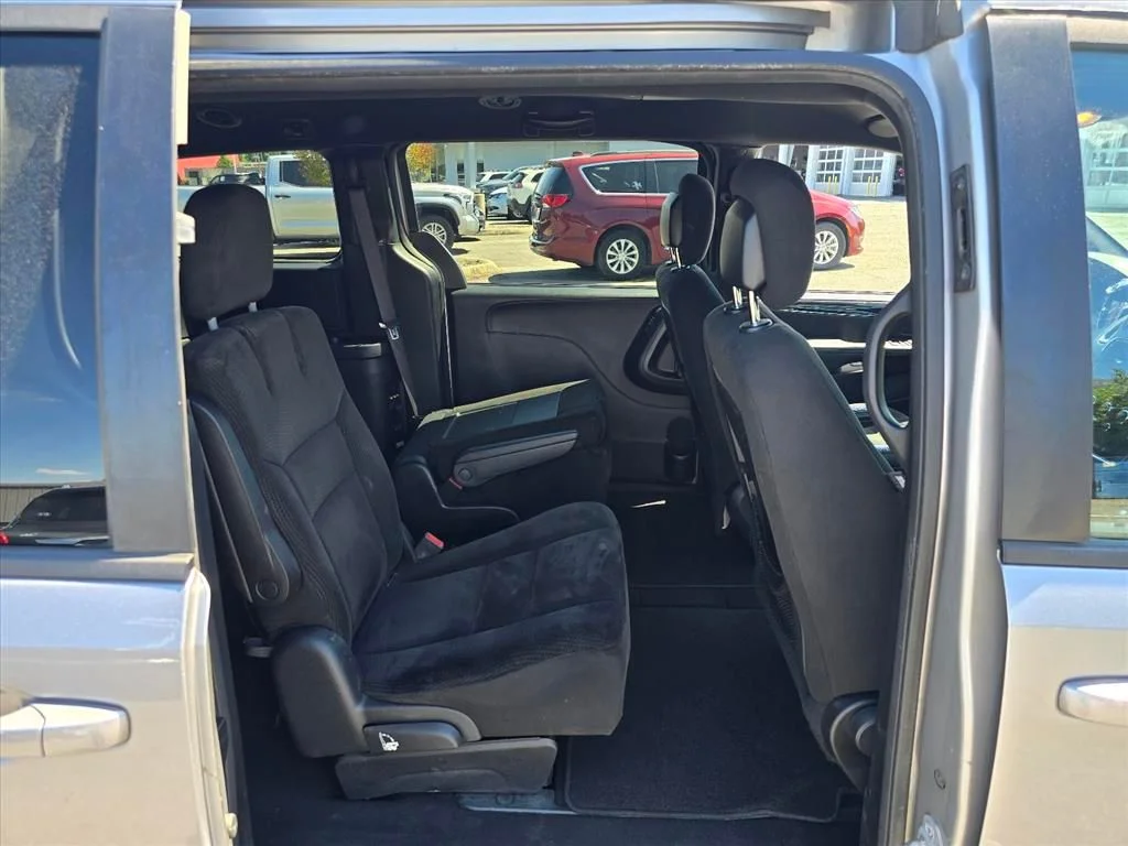 Used 2017 Silver Dodge SE Plus image 14