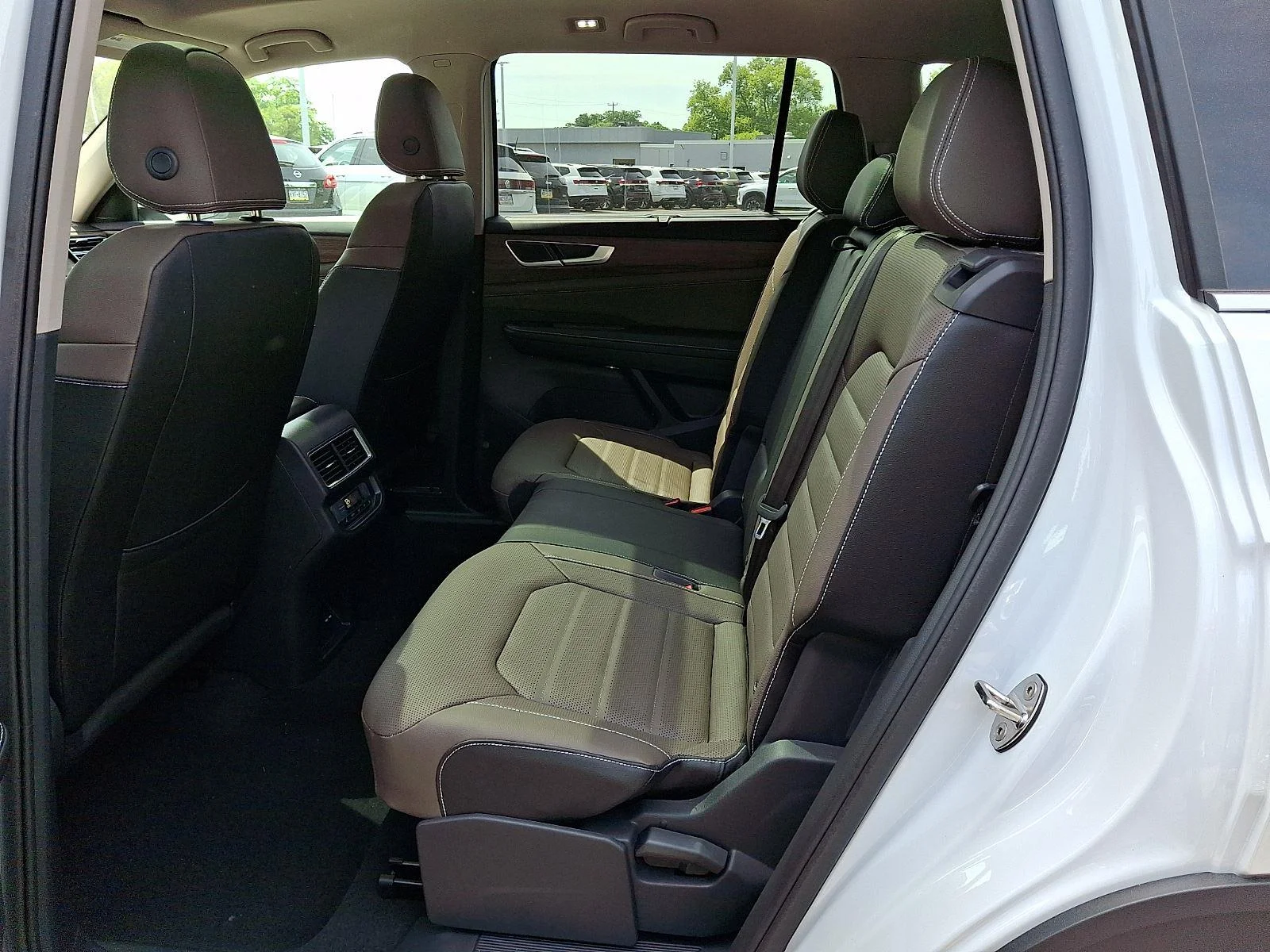 New 2026 0P0P/OPALWHTPRL Volkswagen 2.0T SEL image 9