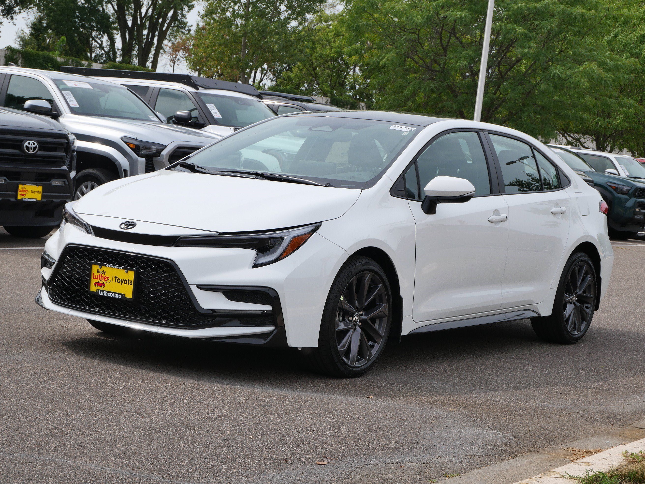 New 2026 Ice Cap with Midnight Black Metallic roof <sup>1</sup> Toyota  SE image 4