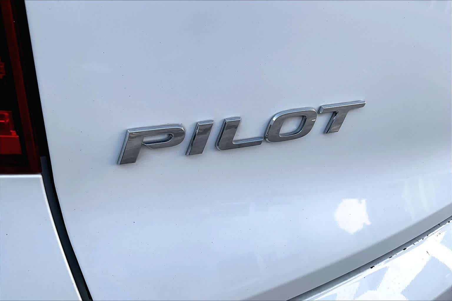 Used 2018 White Diamond Pearl Honda Touring image 31