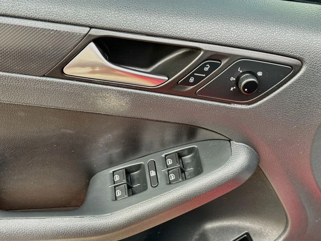 Used 2012 Red Volkswagen 2.5L SE image 19