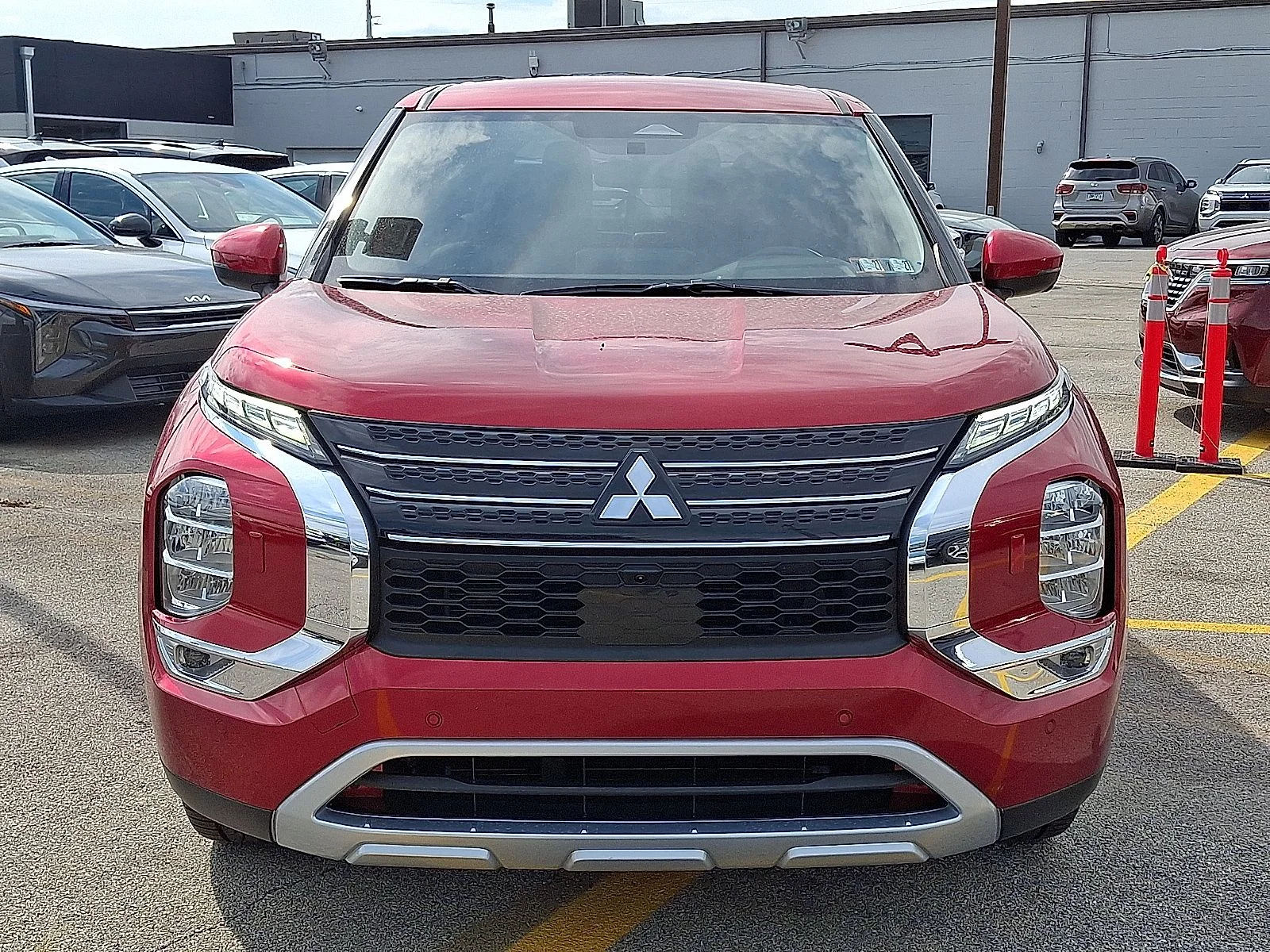 Used 2022  Mitsubishi SE image 2