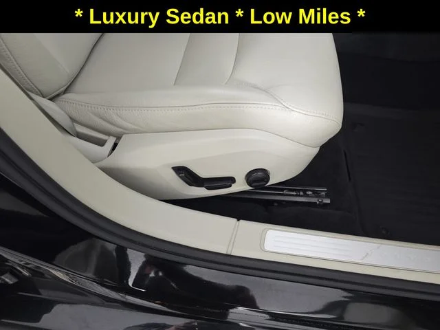 Used 2019 Black / Stone Volvo T5 Momentum image 28