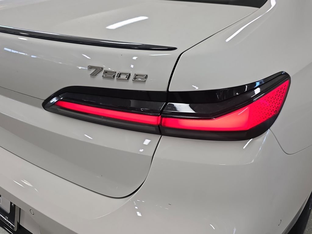 2026 BMW 7 Series 750e - Photo 22