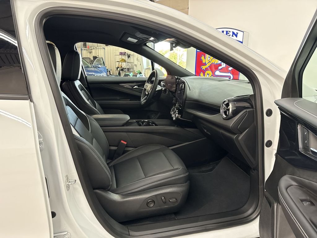 Used 2024 Summit White Chevrolet LT image 18