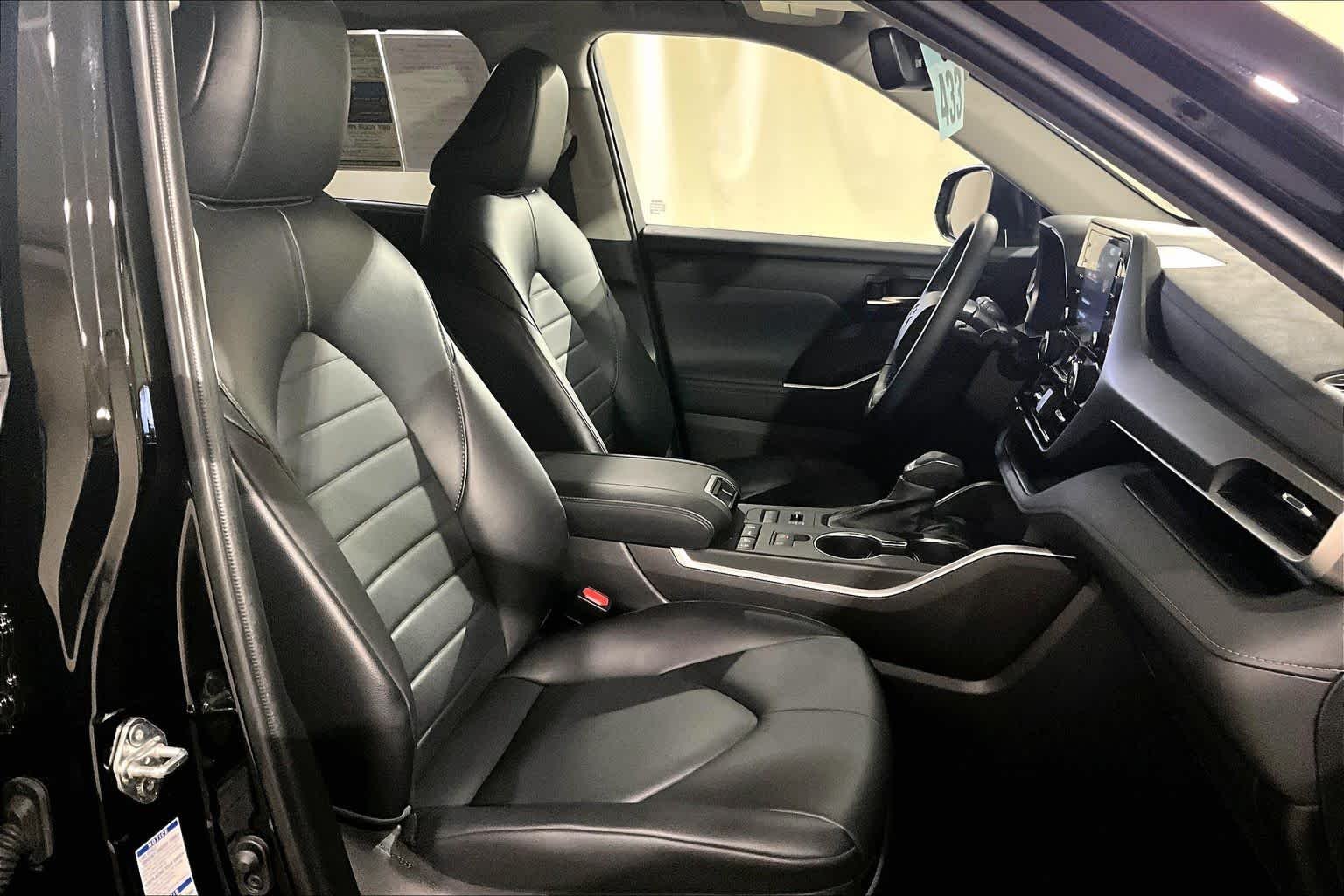 Used 2022 Midnight Black Metallic Toyota XLE image 13
