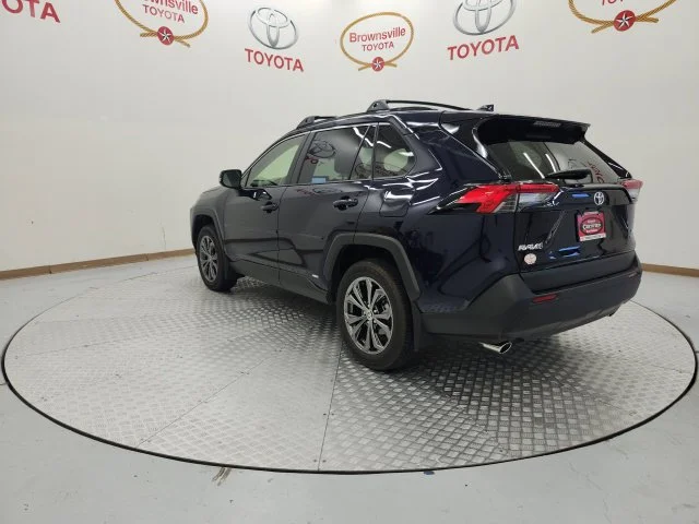 Used 2025  Toyota XLE Premium image 6