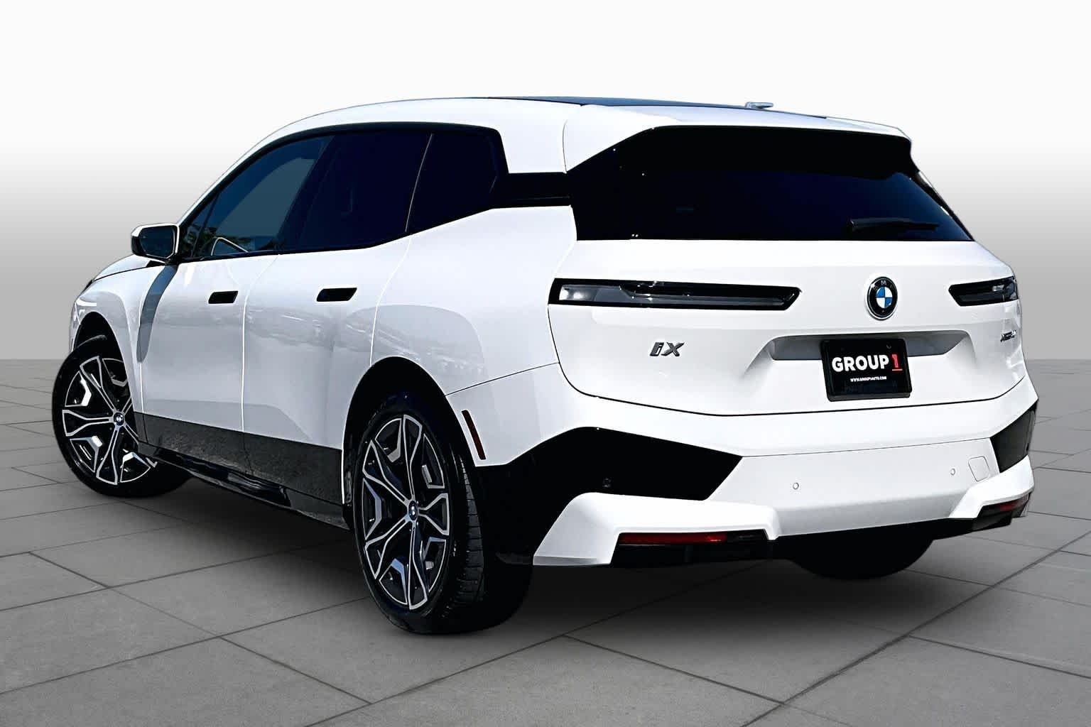 Used 2025 Alpine White BMW xDrive50 image 11
