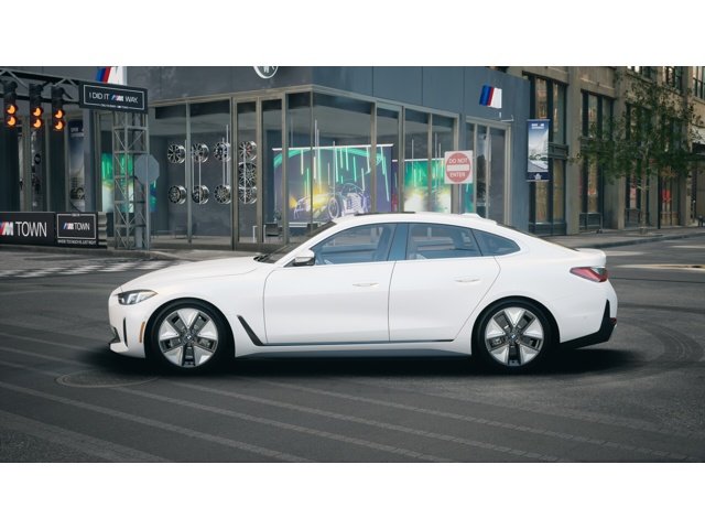 New 2026 Mineral White Metallic BMW xDrive40 image 4