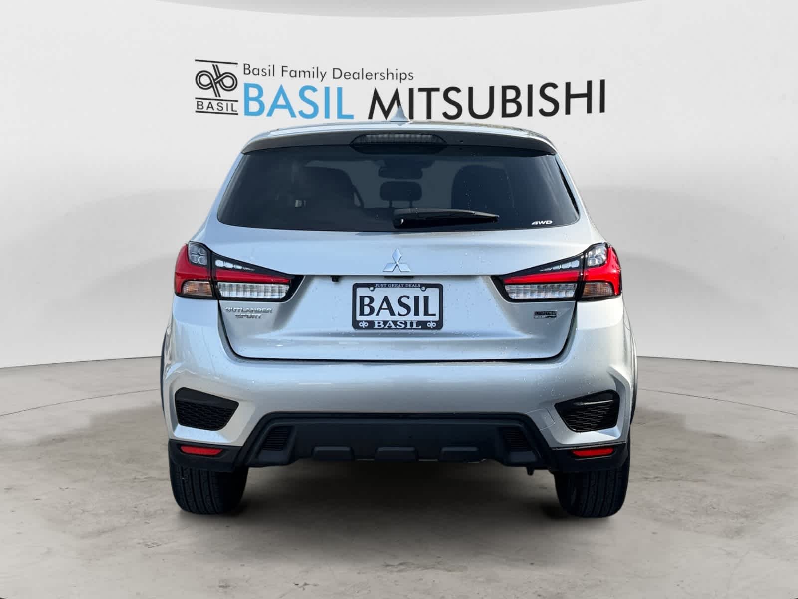 Used 2025 Alloy Silver Metallic Mitsubishi LE image 4