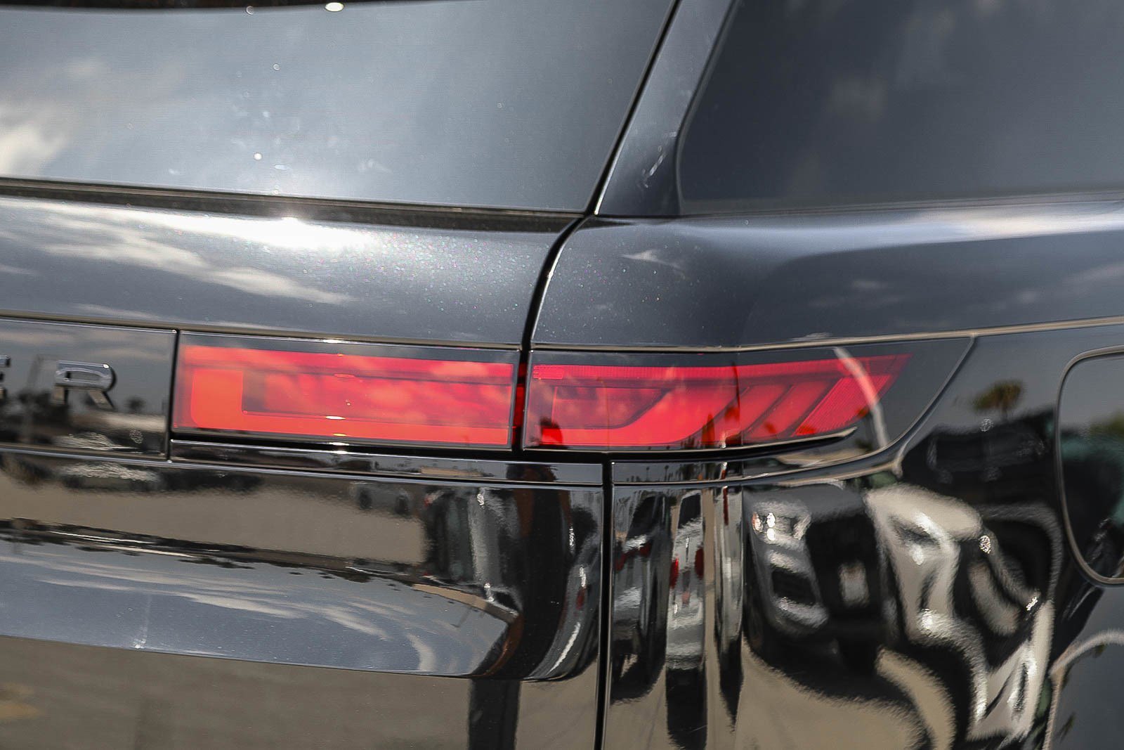 Used 2025 Santorini Black Metallic Land Rover SE image 8