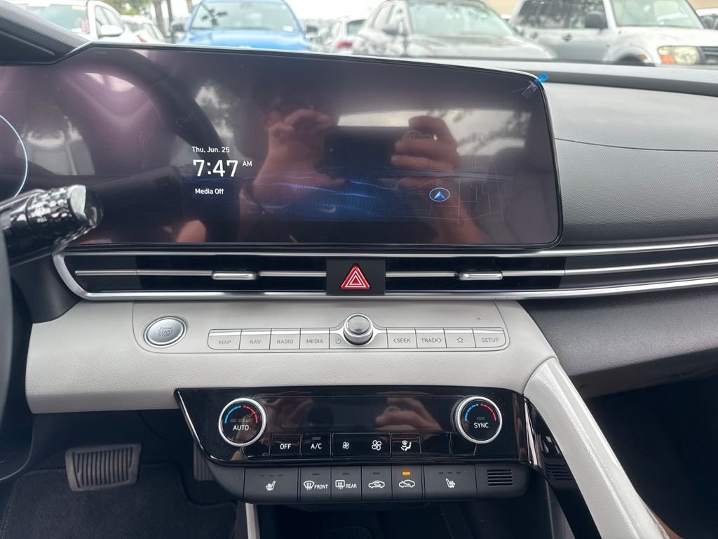 2025 Hyundai Elantra Limited - Photo 9