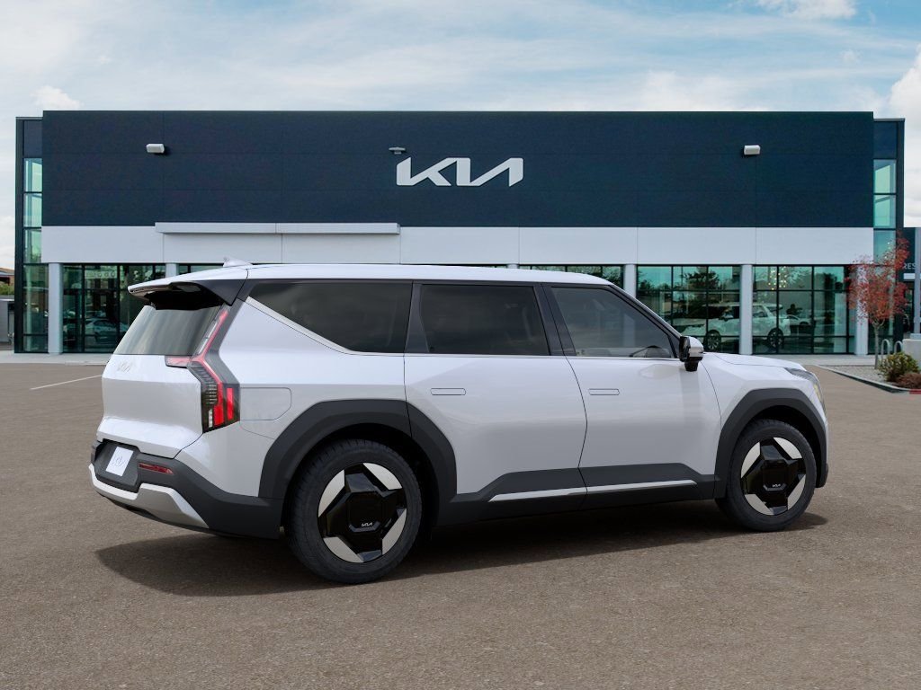 New 2026 White Kia Light image 6