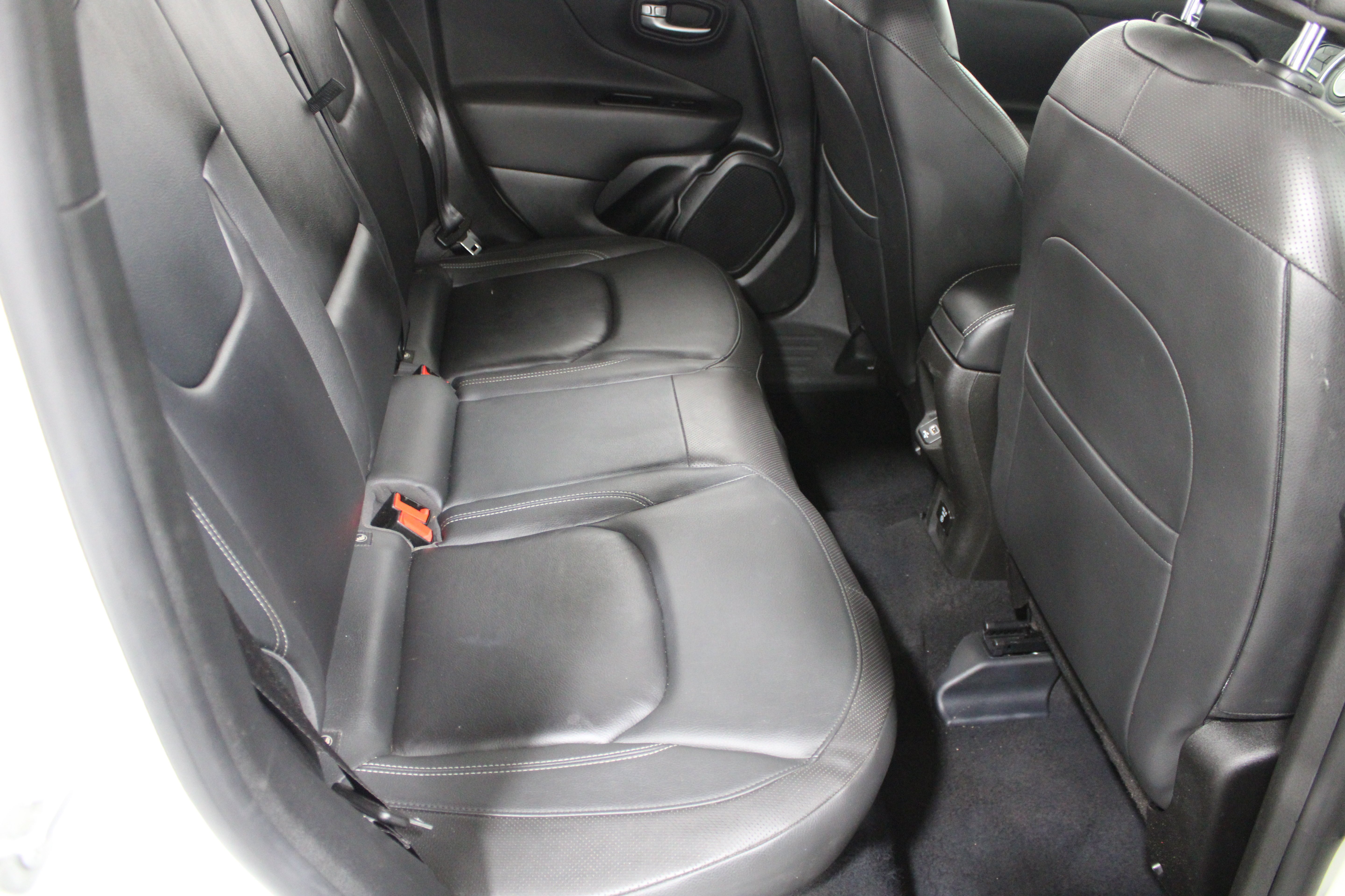 Used 2020 Alpine White Clearcoat Jeep Limited image 24