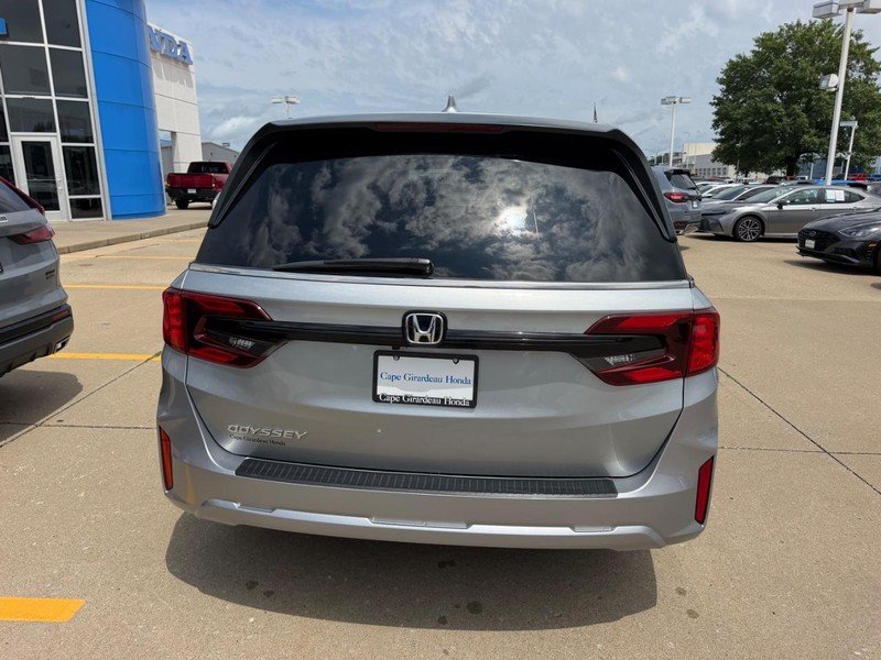Certified Used 2025 Solar Silver Metallic Honda EX-L image 3