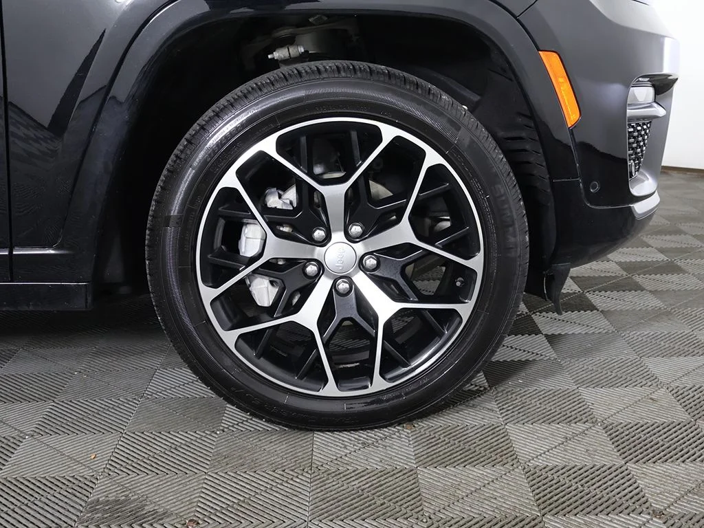 Used 2023 Diamond Black Jeep Summit Reserve image 27