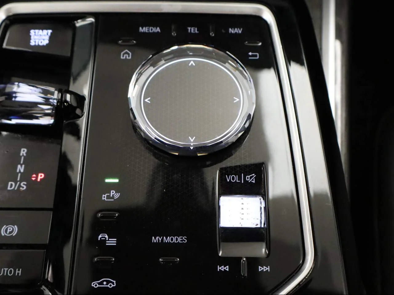 Used 2025 Black Sapphire Metallic BMW 740i image 12