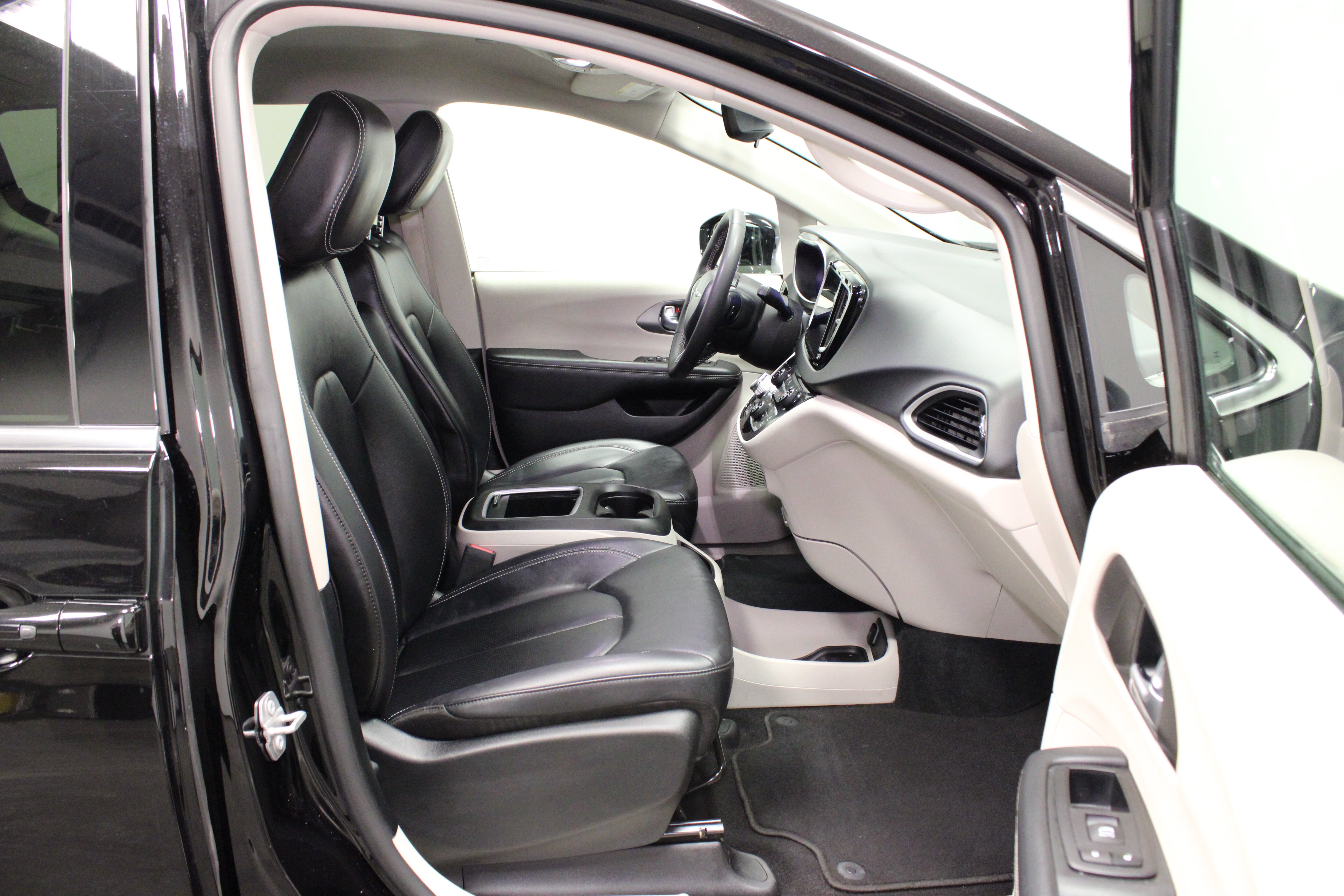 Used 2024 Diamond Black Crystal Pearlcoat Chrysler Touring L image 14