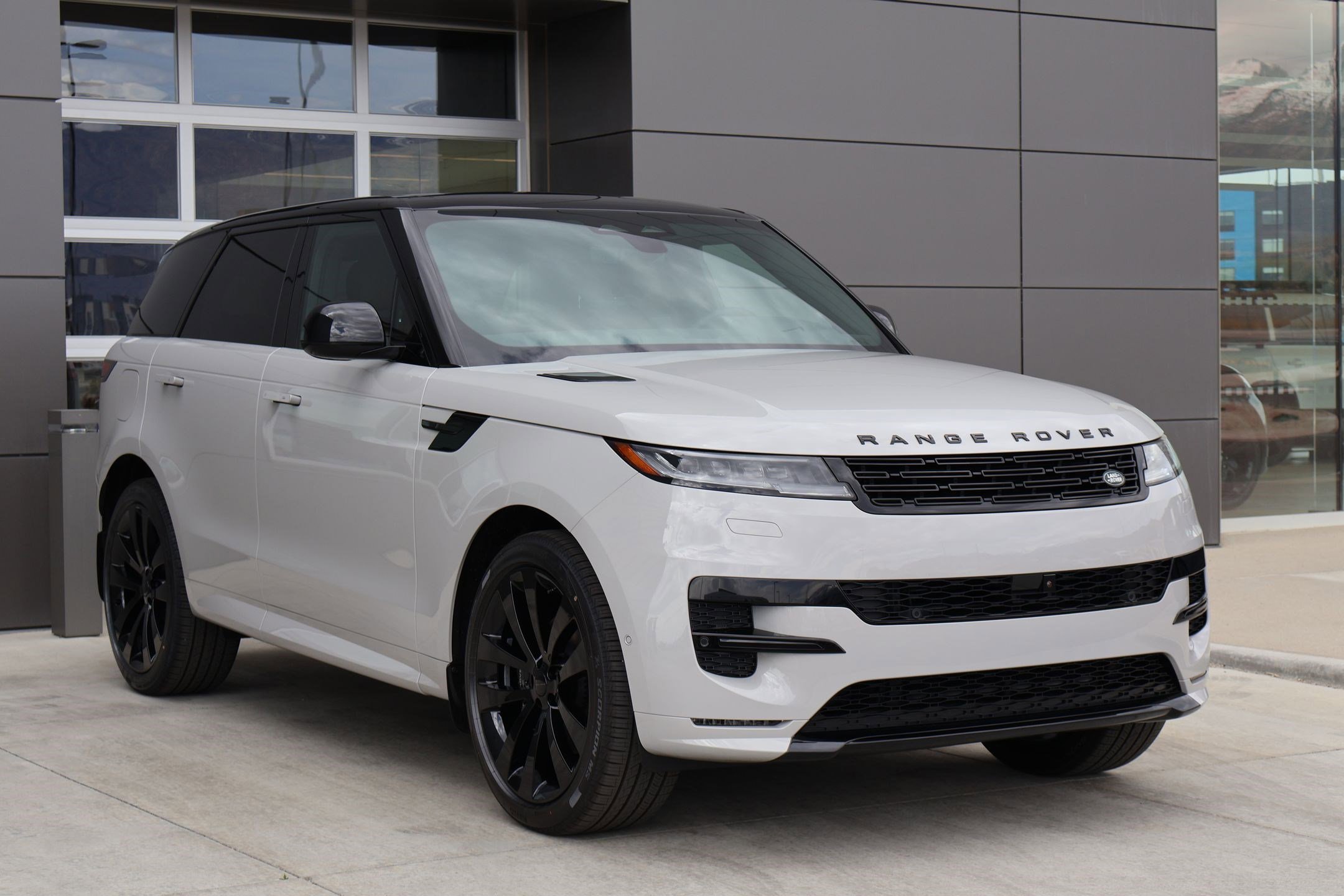 New 2026 Borasco Grey LAND ROVER P400 Dynamic SE image 3