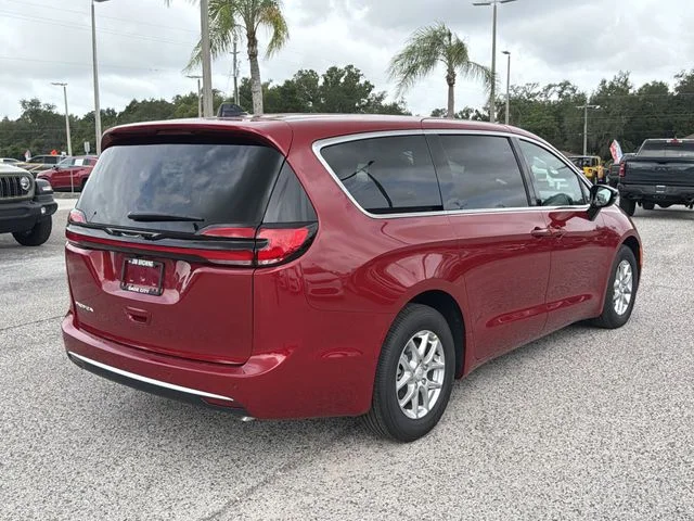 New 2027 Red Hot Pearl-Coat Exterior Paint Chrysler Select image 4
