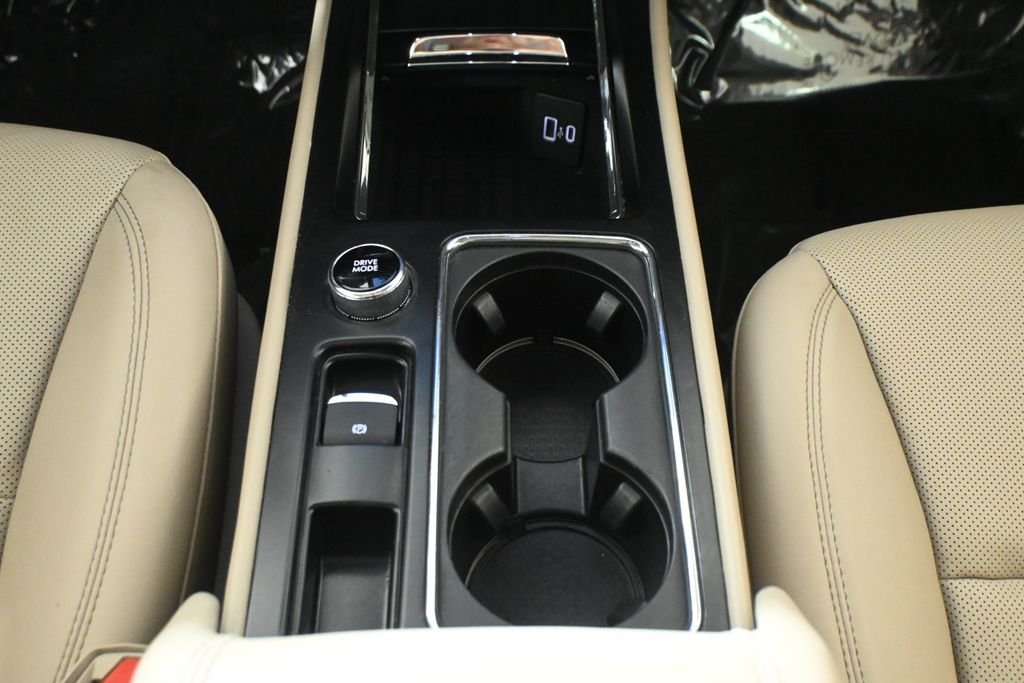 Used 2024 White Lincoln Premiere image 23