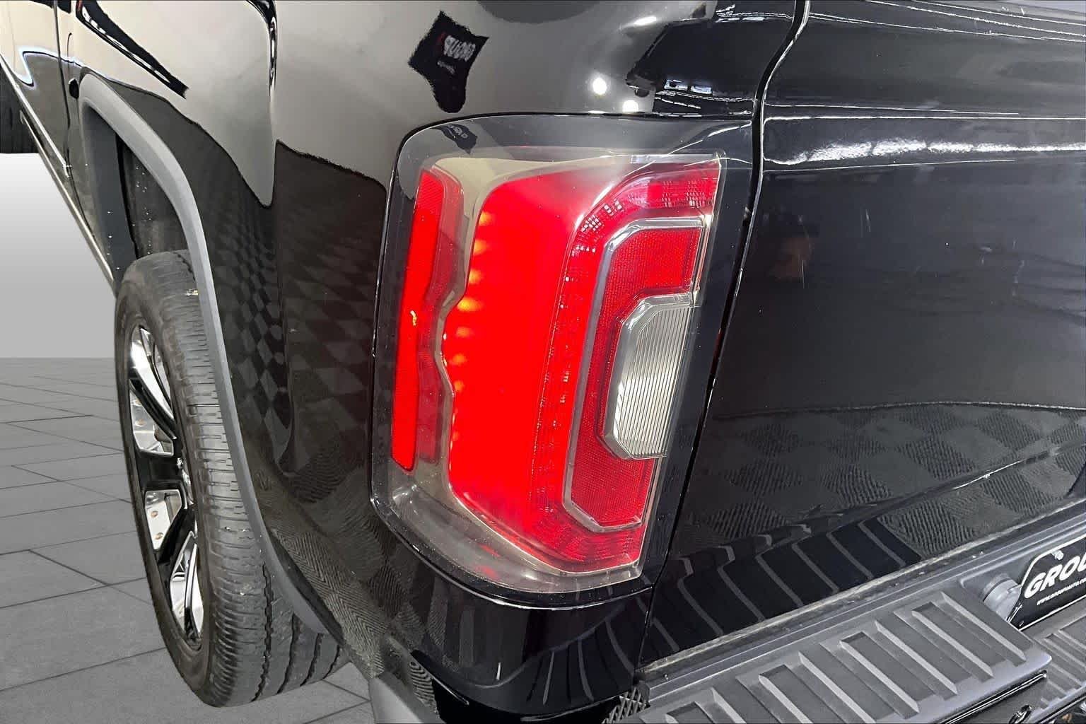 Used 2018 Onyx Black GMC Denali image 27