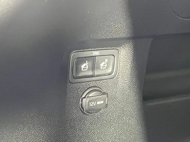 Used 2023 White Kia S image 38