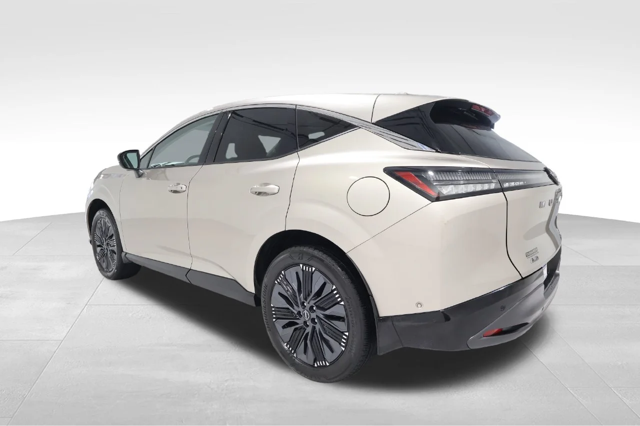 Used 2025 Gold Nissan Platinum image 2
