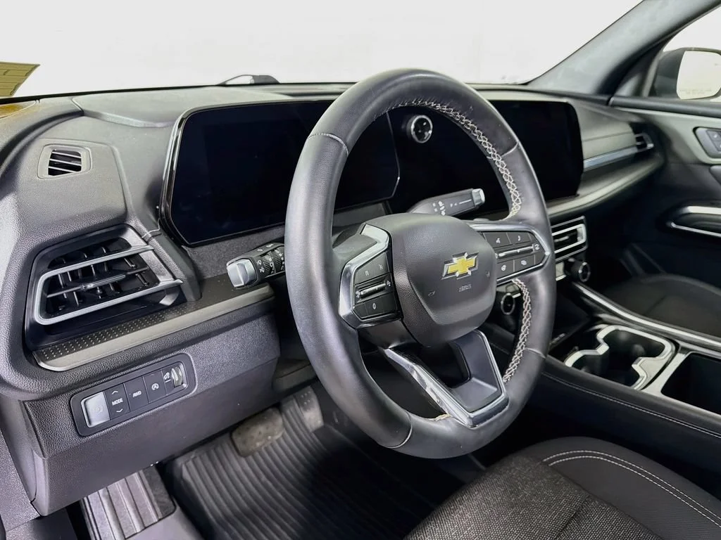 Used 2025 Summit White Chevrolet LT image 10