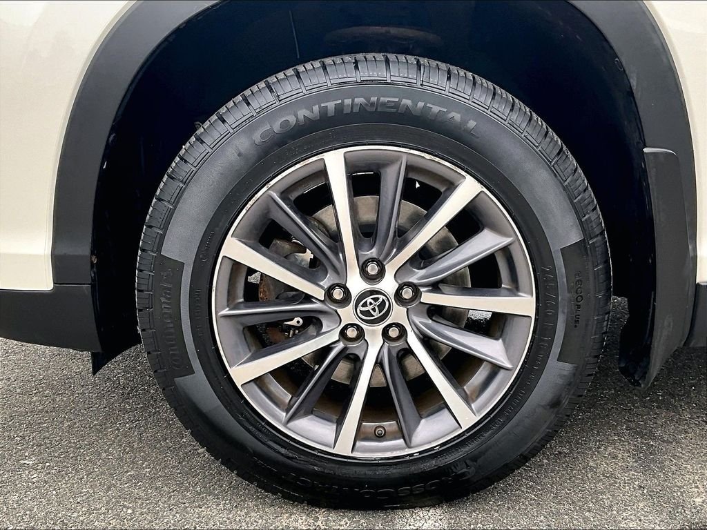 Used 2019 White Toyota XLE image 7