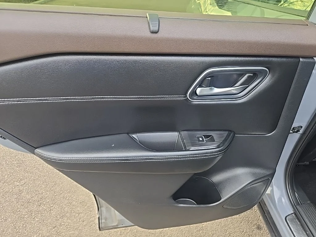 Used 2023 Gray Nissan Platinum image 18