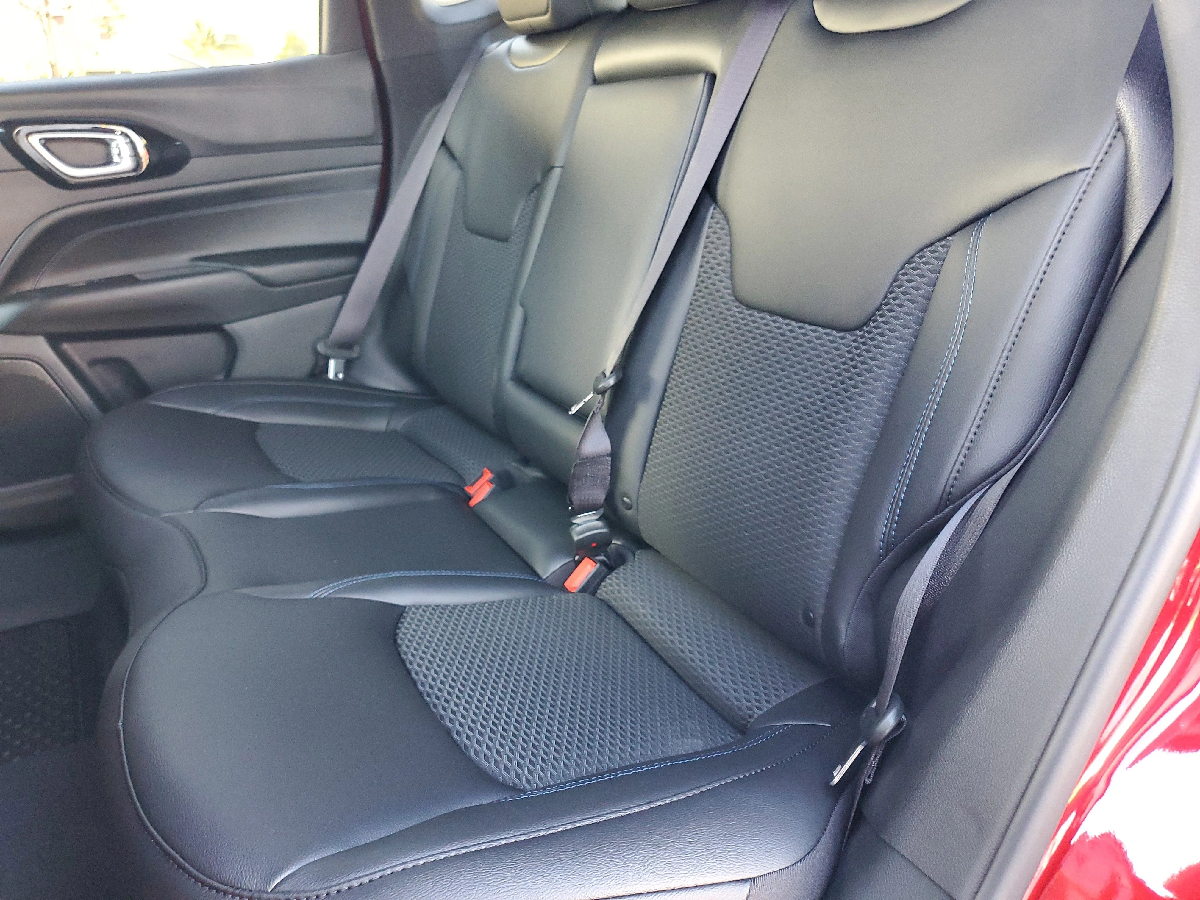 New 2026 Red Hot Pearl-Coat Exterior Paint Jeep Latitude image 14