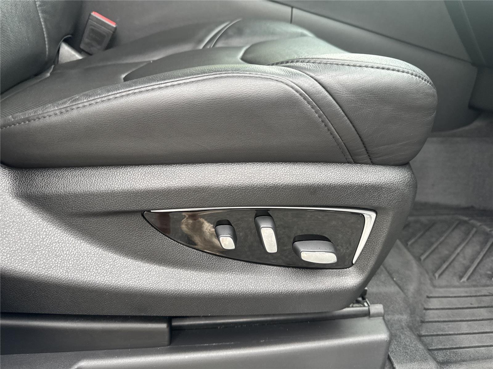 Used 2020 CRYSTAL WHITE TRICOAT Cadillac Premium Luxury image 40