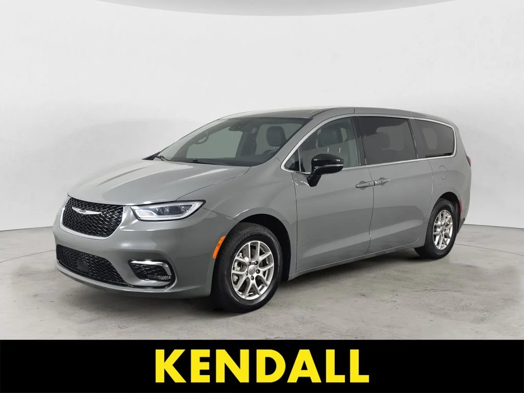2025 Chrysler Pacifica Select's photo