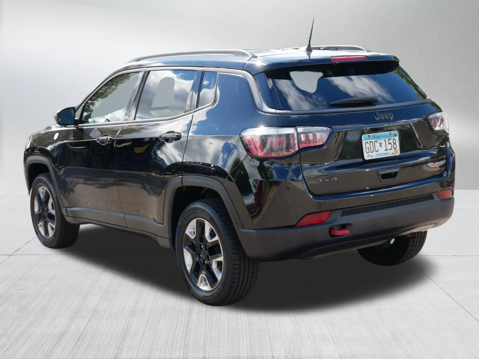 Used 2018 Diamond Black Crystal Pearlcoat Jeep Trailhawk image 5