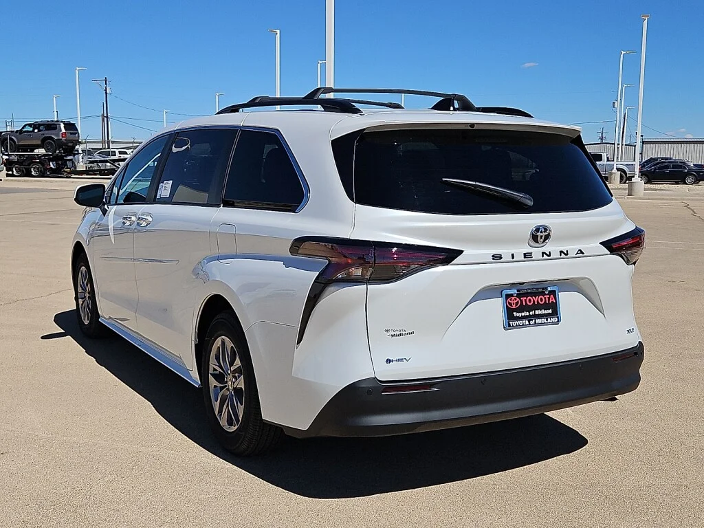 New 2026 Wind Chill Pear Toyota XLE 8 Passenger image 2