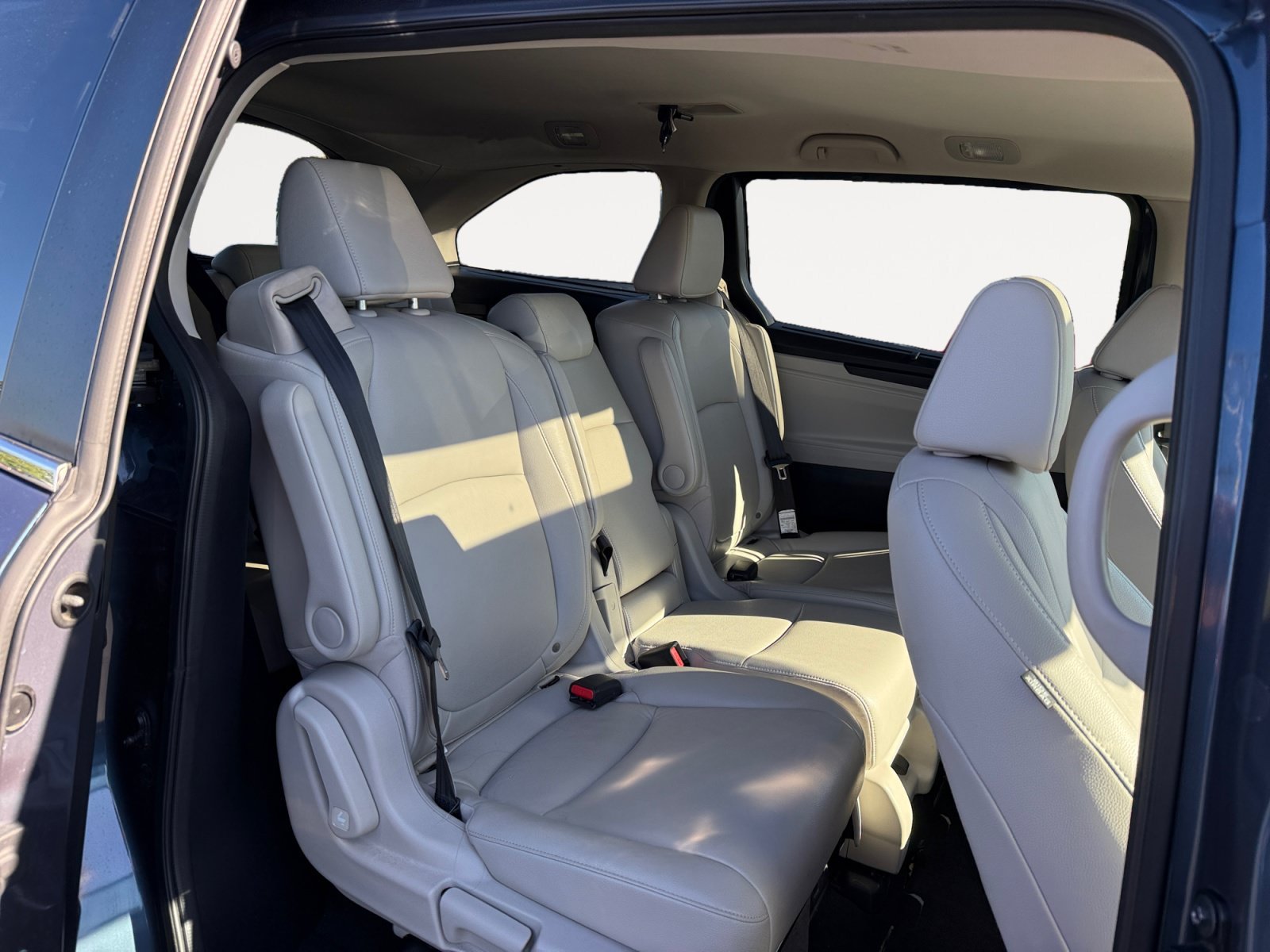 Used 2025 Solar Silver Metallic Honda EX-L image 18