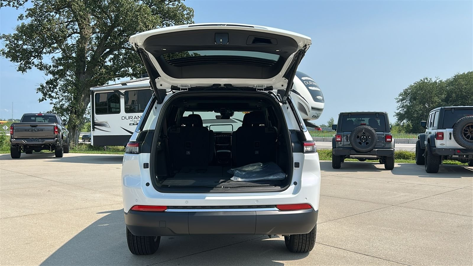 New 2026 Bright White Clear-Coat Exterior Paint Jeep Laredo X image 17
