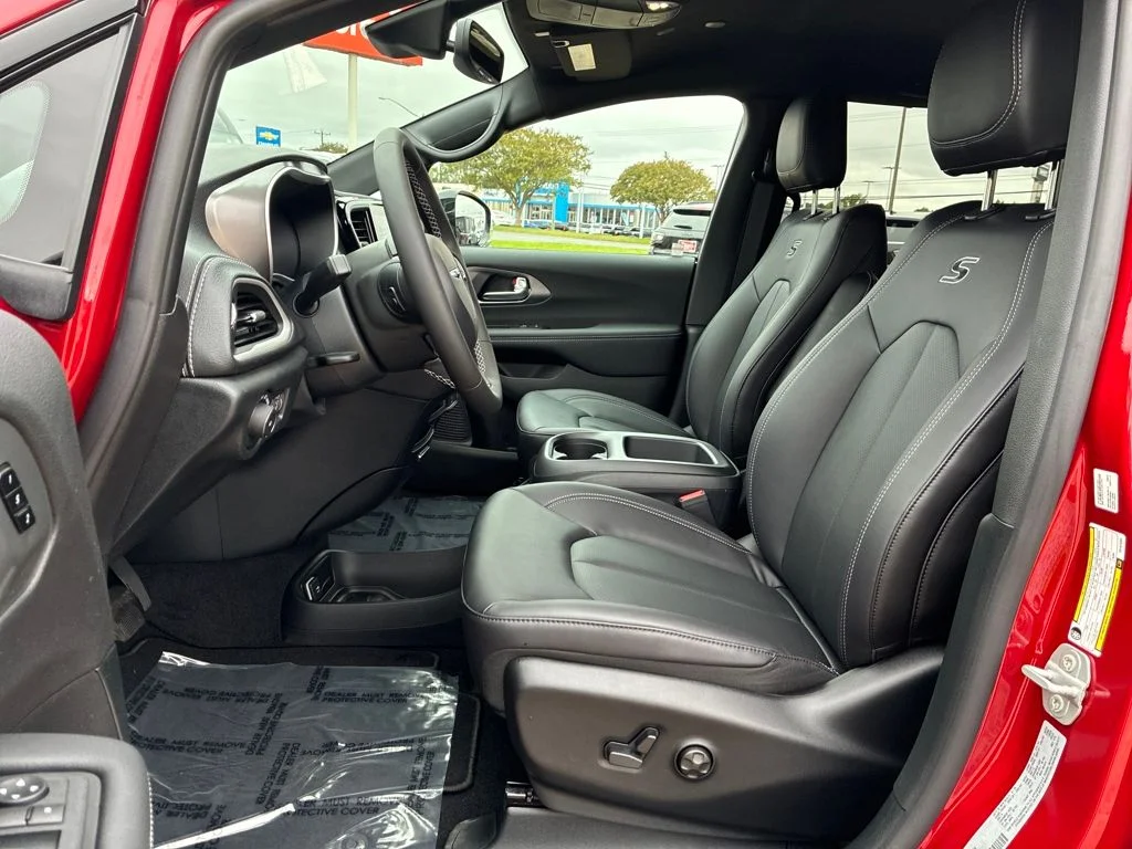 New 2026 Red Hot Pearl-Coat Exterior Paint Chrysler Select image 10