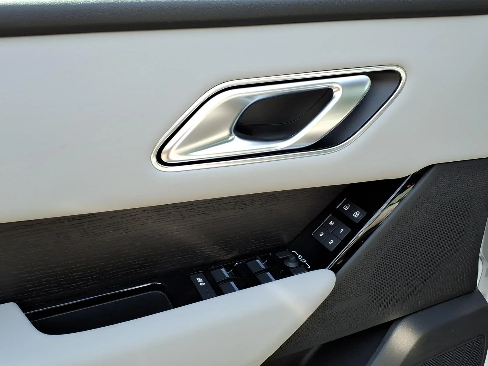 New 2026 Fuji White LAND ROVER S image 10