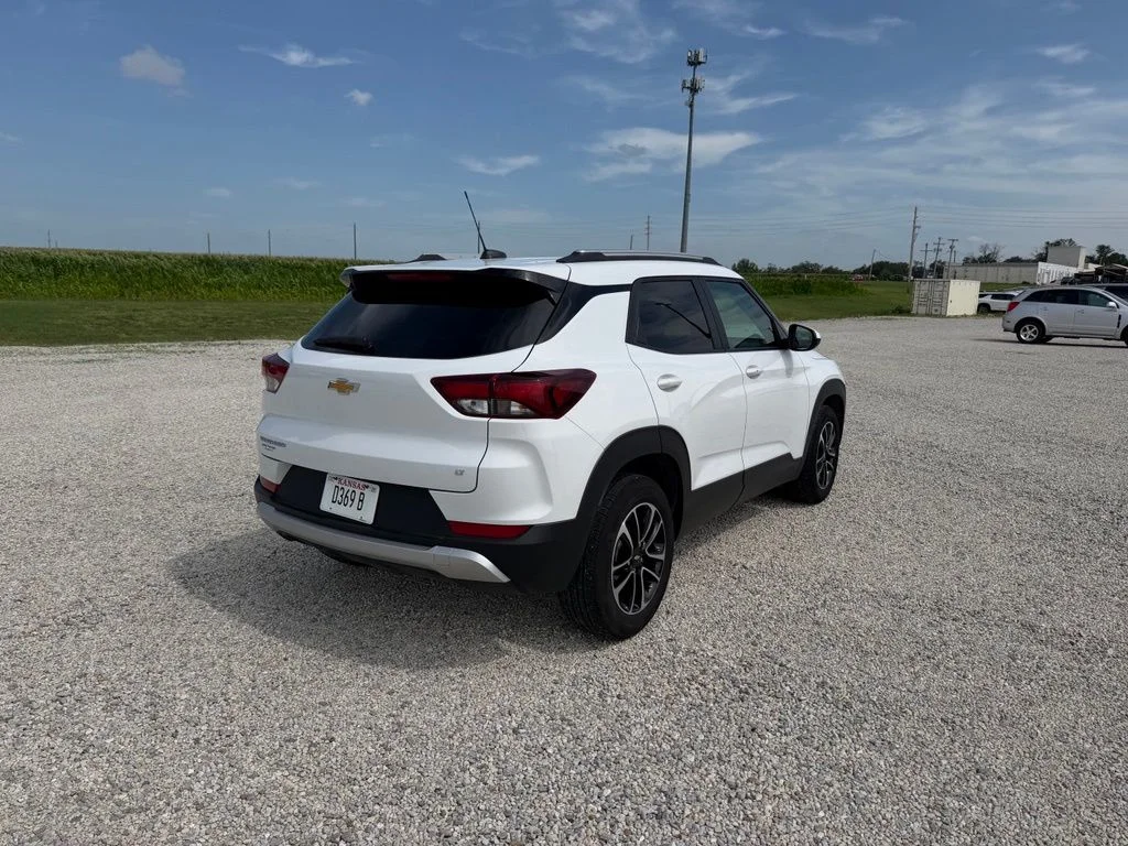 Used 2025 White Chevrolet LT image 3