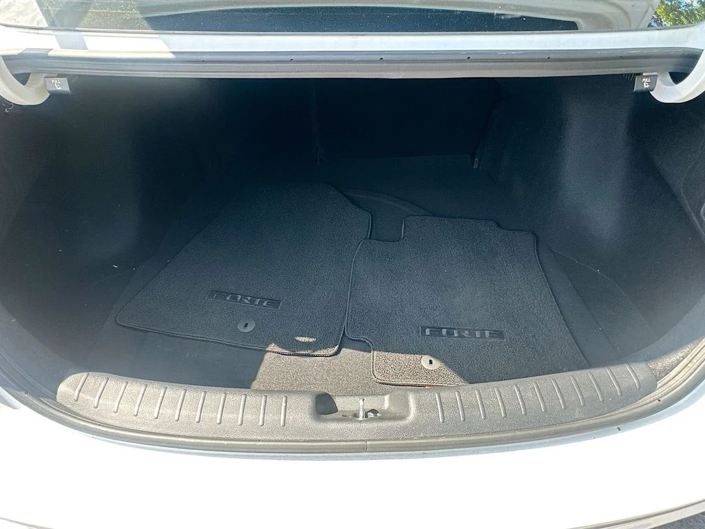 Used 2023 Snow White Pearl Kia LXS image 25