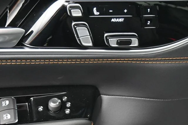 New 2026 High Gloss Black Exterior Paint Jeep Summit Reserve image 31