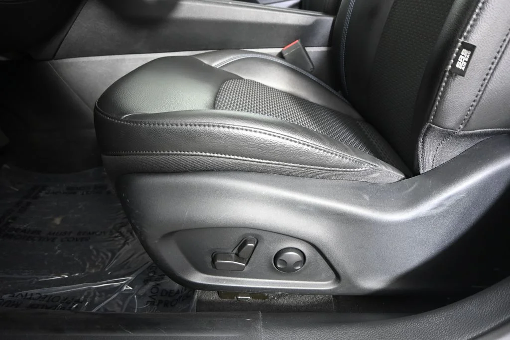 Used 2022 White Jeep Latitude image 21