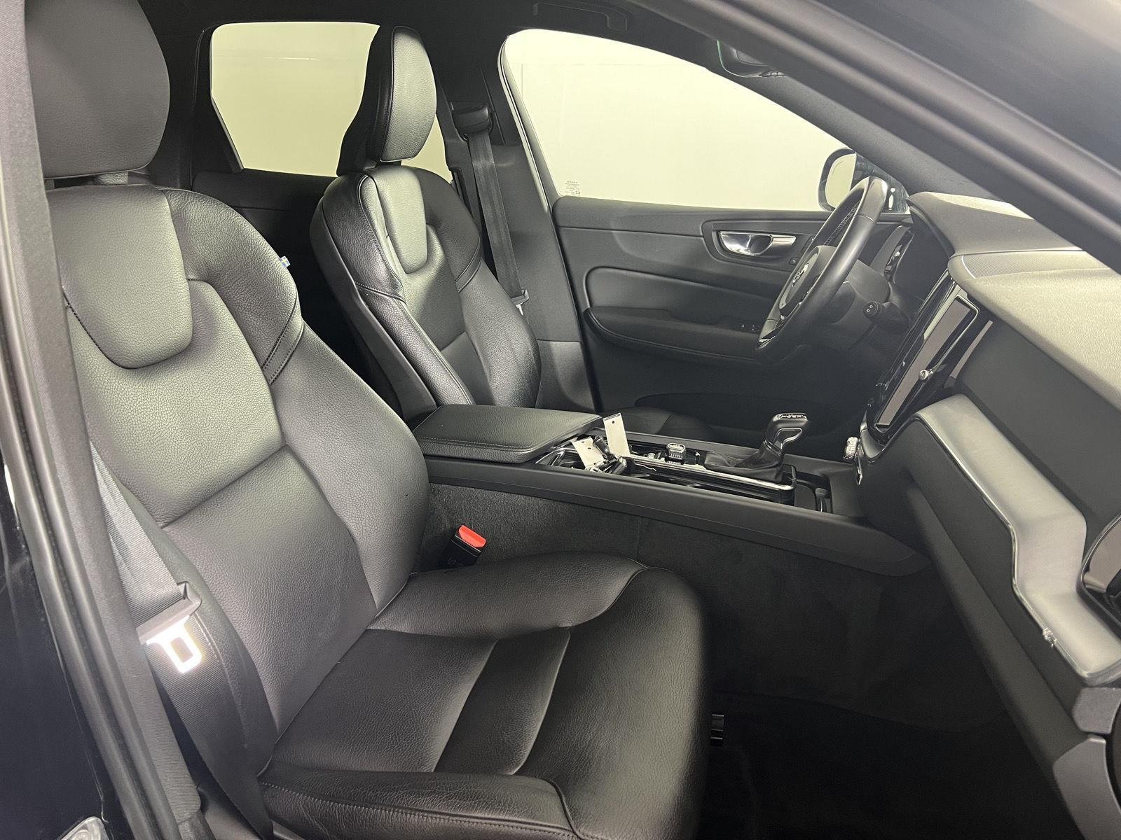 Used 2020 Onyx Black Metallic Volvo Momentum image 25