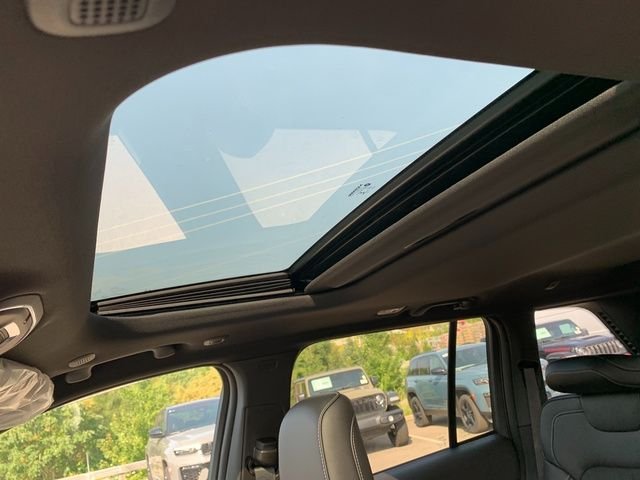New 2027 High Gloss Black Jeep Laredo Altitude image 18