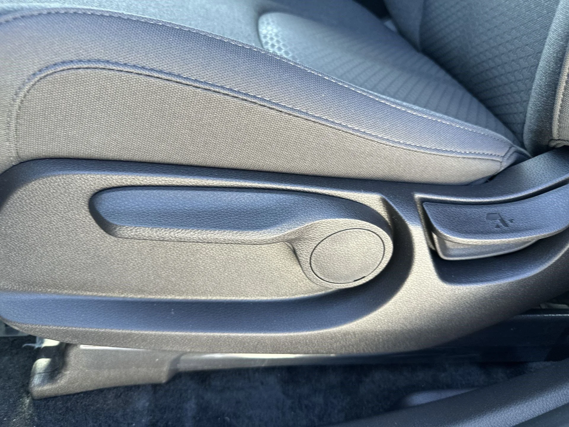 New 2026 Snow White Pearl Kia LX image 15