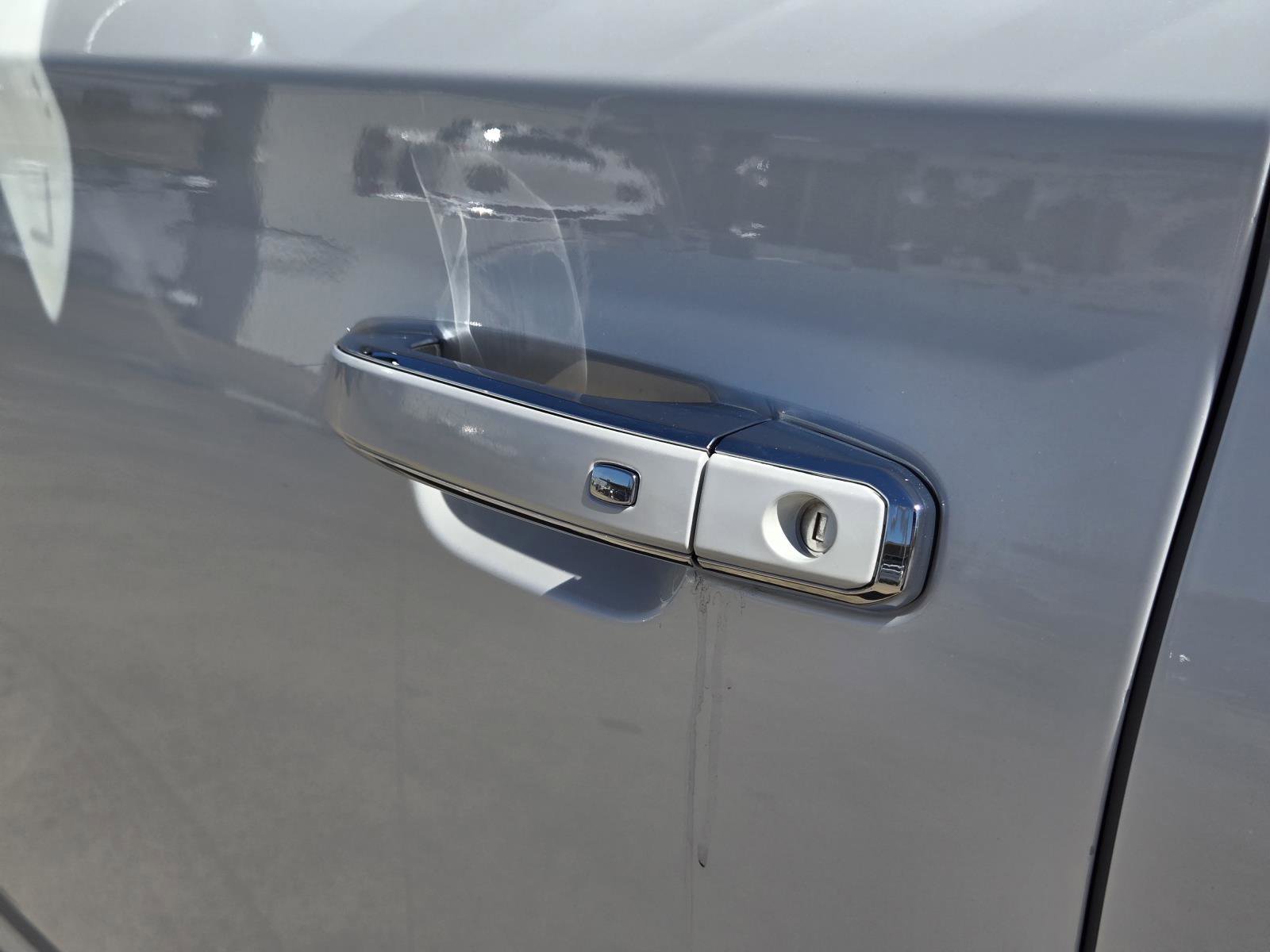 Used 2017 White Frost Tricoat GMC Denali image 15