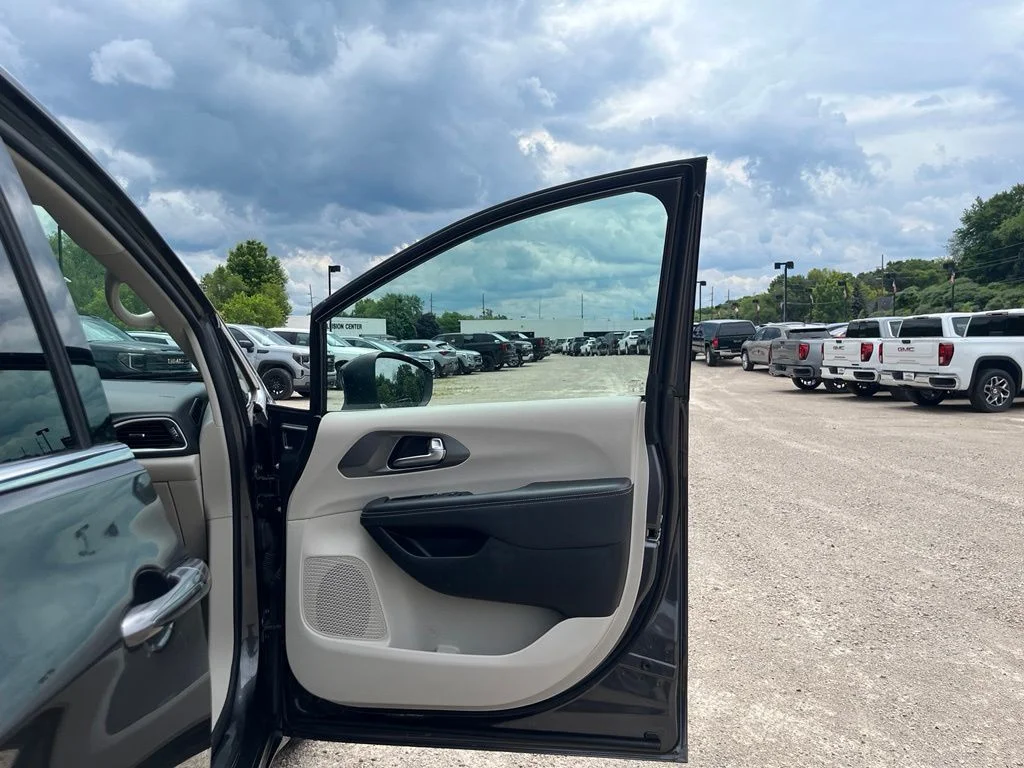 Used 2023 Crystal Metallic Chrysler Touring L image 40